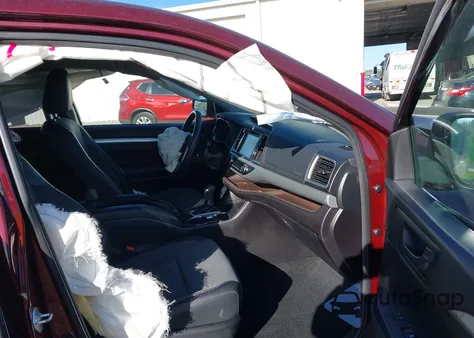 2018 Toyota Highlander Le Plus z USA, uszkodzony, nr VIN 5TDBZRFH9JS835657